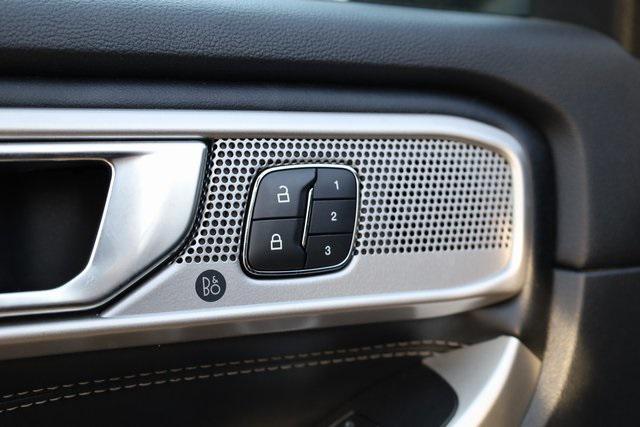 Photo of 2022 Agate Black Metallic Ford Explorer