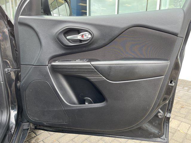 Photo of 2015 Brilliant Black Crystal Pearlcoat Jeep Cherokee