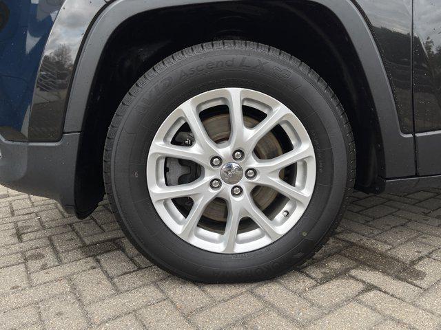 Photo of 2015 Brilliant Black Crystal Pearlcoat Jeep Cherokee