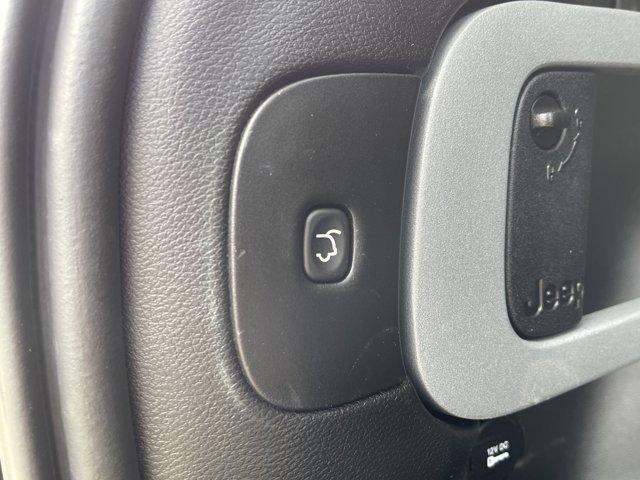 Photo of 2015 Brilliant Black Crystal Pearlcoat Jeep Cherokee