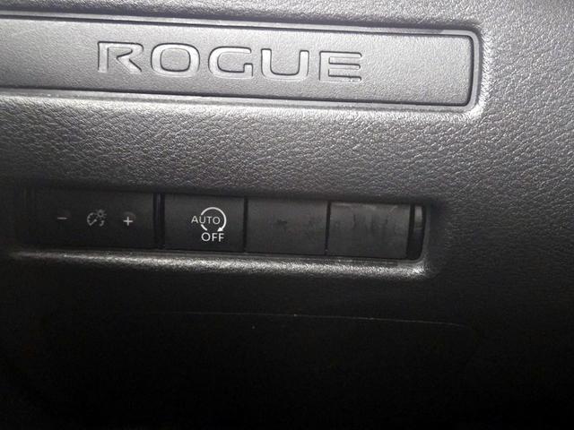 Photo of 2023 White Nissan Rogue