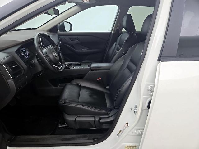 Photo of 2023 White Nissan Rogue
