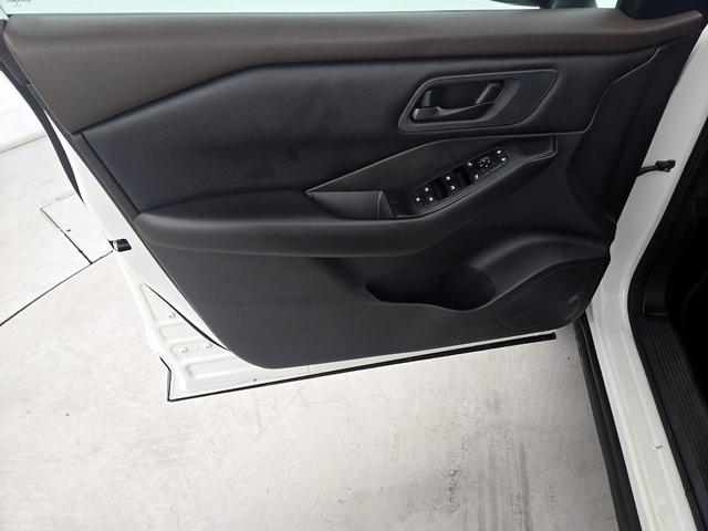 Photo of 2023 White Nissan Rogue