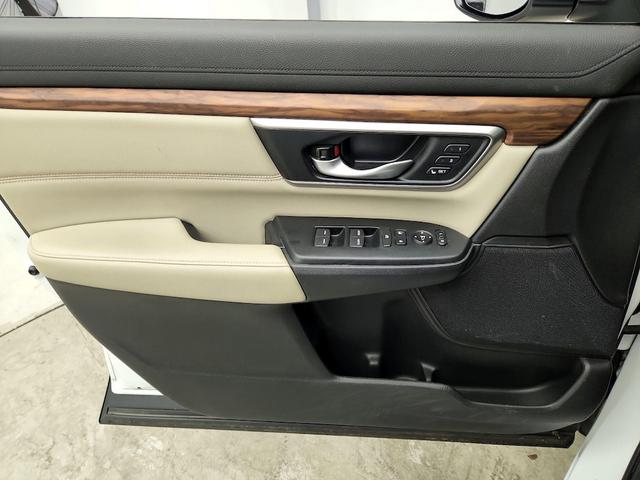 Photo of 2022 White Honda CR-V Hybrid