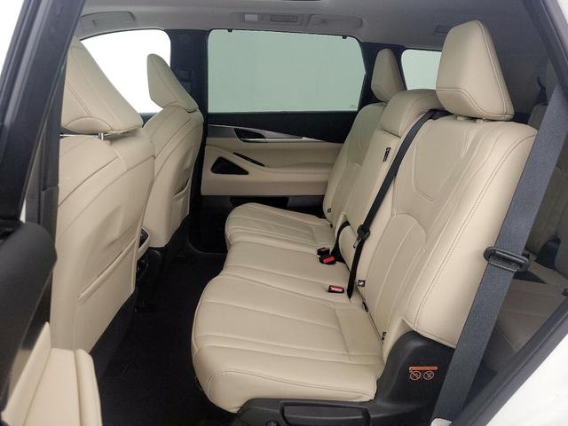 Photo of 2023 White INFINITI QX60