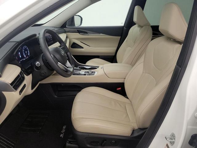 Photo of 2023 White INFINITI QX60