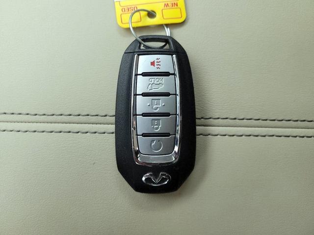 Photo of 2023 White INFINITI QX60