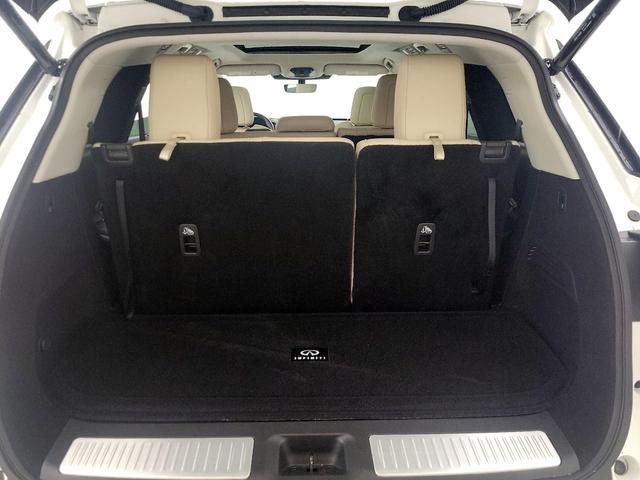 Photo of 2023 White INFINITI QX60