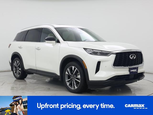 Photo of 2023 White INFINITI QX60