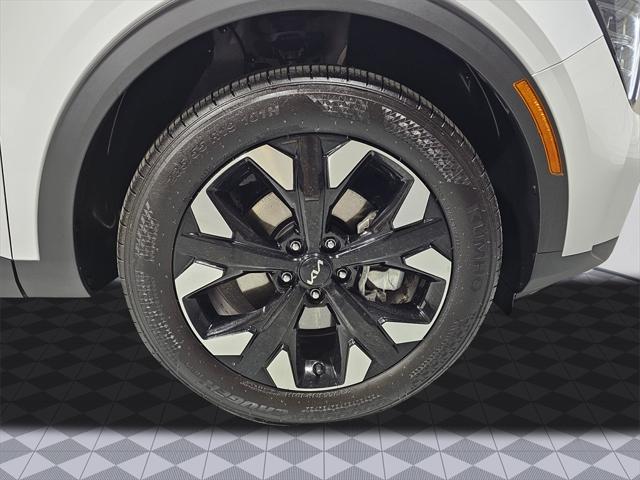 Photo of 2024 Glacial White Pearl Kia Sportage