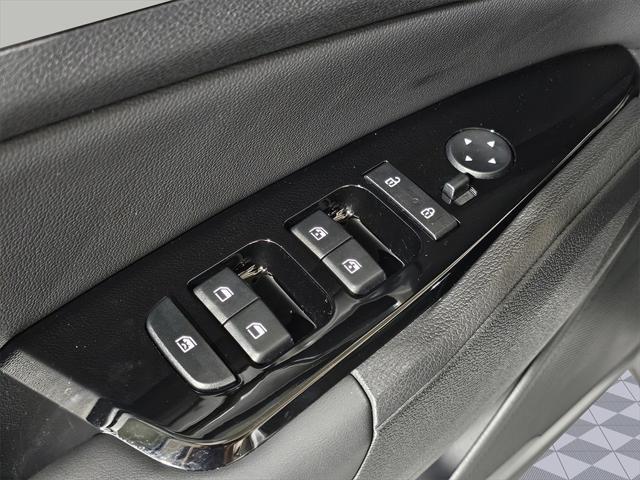 Photo of 2024 Glacial White Pearl Kia Sportage