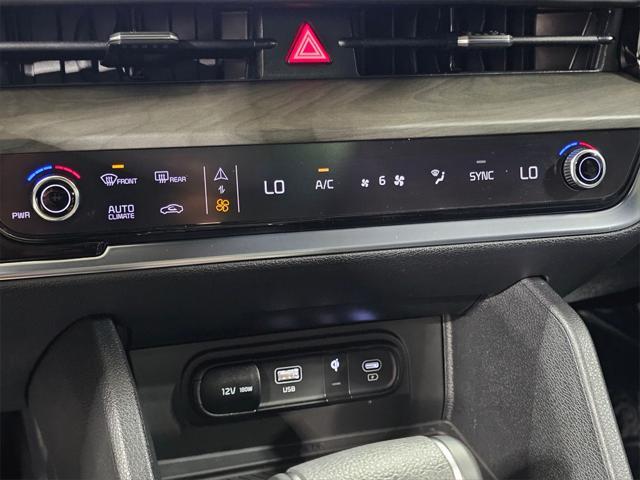 Photo of 2024 Glacial White Pearl Kia Sportage