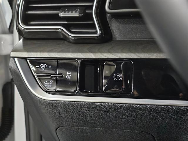 Photo of 2024 Glacial White Pearl Kia Sportage