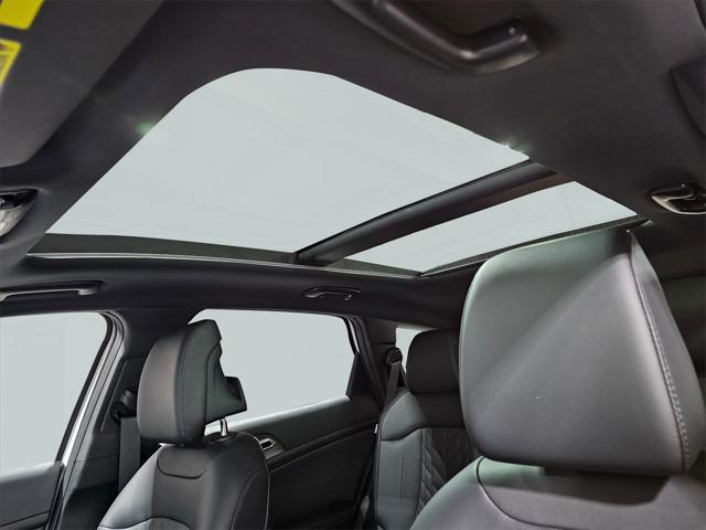 Photo of 2024 Glacial White Pearl Kia Sportage