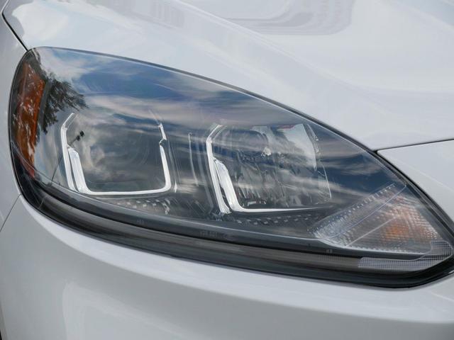 Photo of 2022 Oxford White Ford Escape