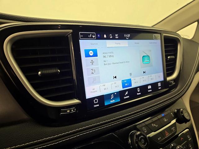 Photo of 2023 Black Chrysler Pacifica