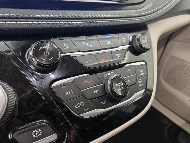 Photo of 2023 Black Chrysler Pacifica