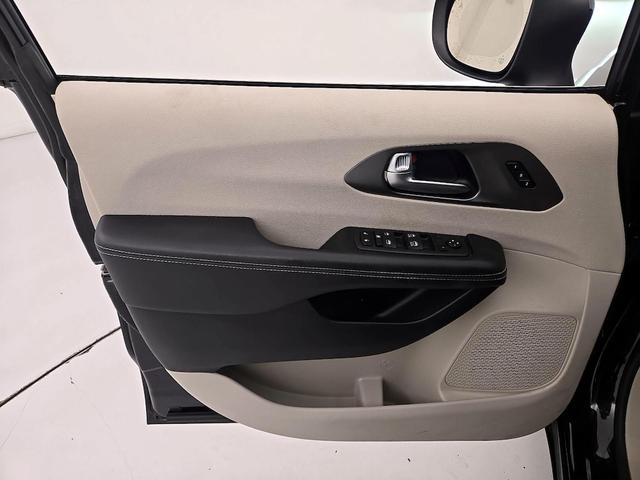 Photo of 2023 Black Chrysler Pacifica