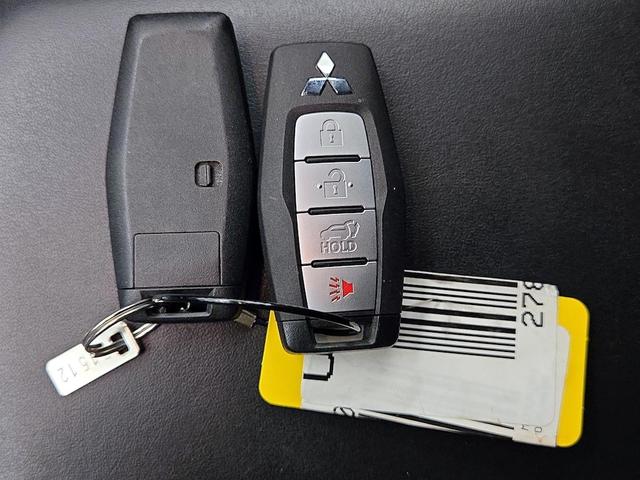 Photo of 2022 Silver Mitsubishi Outlander