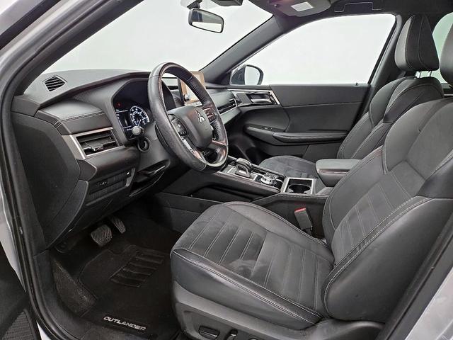 Photo of 2022 Silver Mitsubishi Outlander