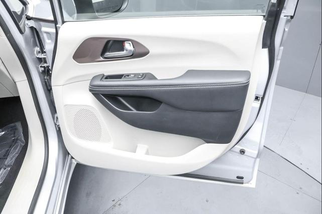 Photo of 2023 Silver Mist Clearcoat Chrysler Voyager