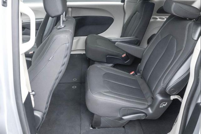 Photo of 2023 Silver Mist Clearcoat Chrysler Voyager