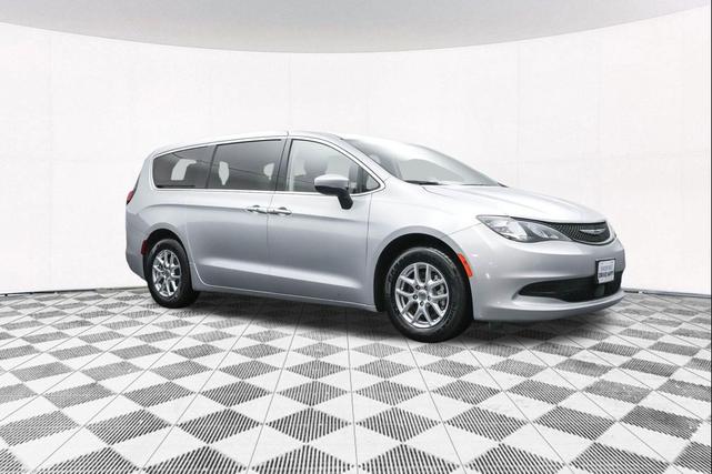 Photo of 2023 Silver Mist Clearcoat Chrysler Voyager