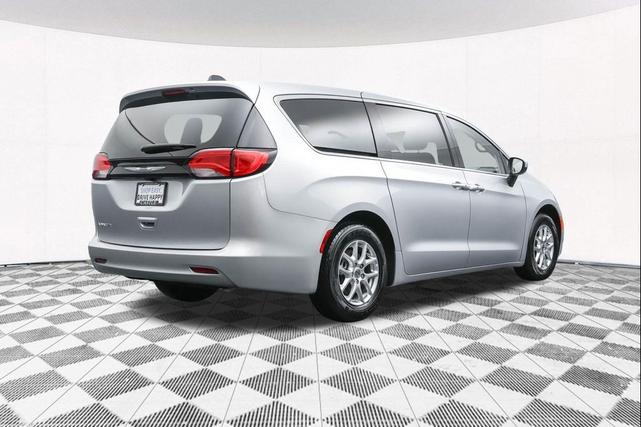 Photo of 2023 Silver Mist Clearcoat Chrysler Voyager