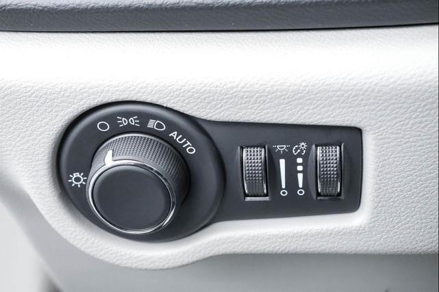 Photo of 2023 Silver Mist Clearcoat Chrysler Voyager