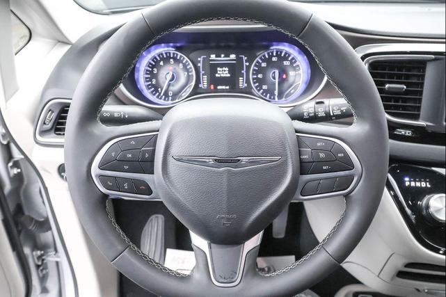 Photo of 2023 Silver Mist Clearcoat Chrysler Voyager