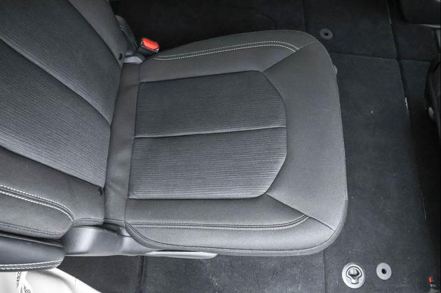Photo of 2023 Silver Mist Clearcoat Chrysler Voyager