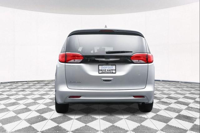 Photo of 2023 Silver Mist Clearcoat Chrysler Voyager