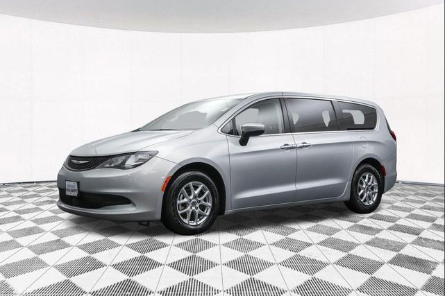 Photo of 2023 Silver Mist Clearcoat Chrysler Voyager