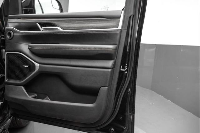 Photo of 2023 Diamond Black Crystal Pearlcoat Jeep Wagoneer