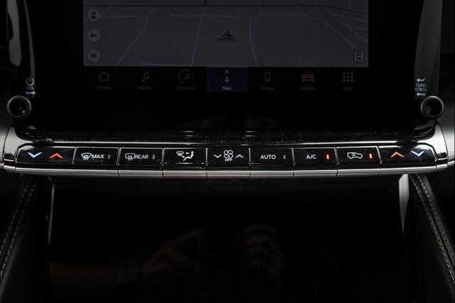 Photo of 2023 Diamond Black Crystal Pearlcoat Jeep Wagoneer