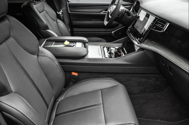 Photo of 2023 Diamond Black Crystal Pearlcoat Jeep Wagoneer