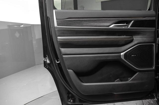 Photo of 2023 Diamond Black Crystal Pearlcoat Jeep Wagoneer