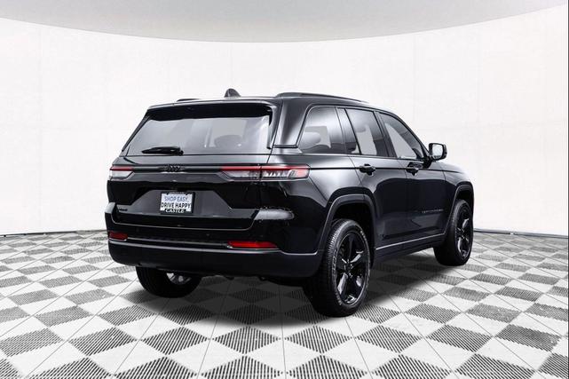 Photo of 2023 Diamond Black Crystal Pearlcoat Jeep Grand Cherokee