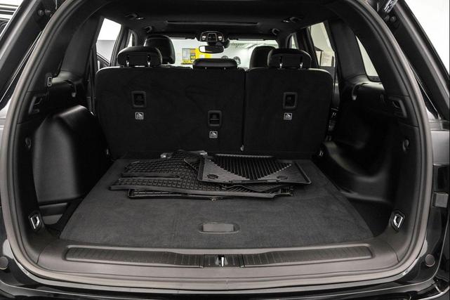 Photo of 2023 Diamond Black Crystal Pearlcoat Jeep Grand Cherokee