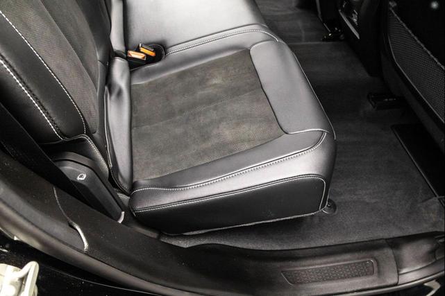 Photo of 2023 Diamond Black Crystal Pearlcoat Jeep Grand Cherokee