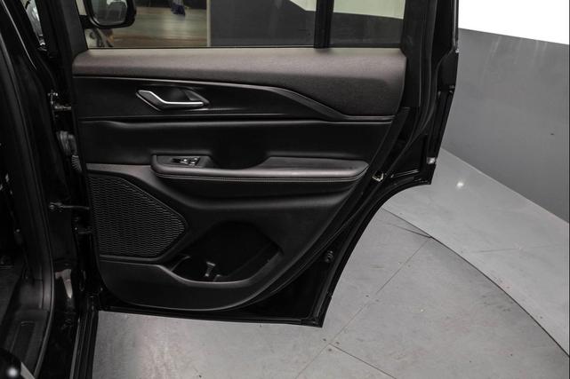 Photo of 2023 Diamond Black Crystal Pearlcoat Jeep Grand Cherokee