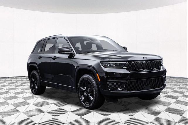 Photo of 2023 Diamond Black Crystal Pearlcoat Jeep Grand Cherokee