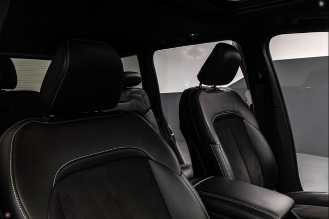 Photo of 2023 Diamond Black Crystal Pearlcoat Jeep Grand Cherokee