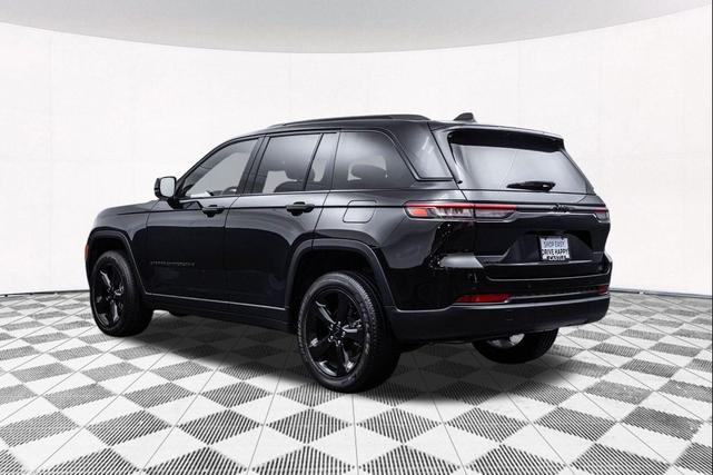 Photo of 2023 Diamond Black Crystal Pearlcoat Jeep Grand Cherokee