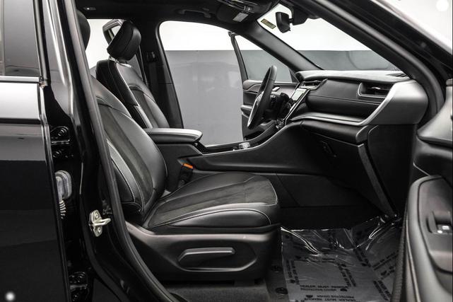 Photo of 2023 Diamond Black Crystal Pearlcoat Jeep Grand Cherokee