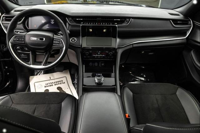 Photo of 2023 Diamond Black Crystal Pearlcoat Jeep Grand Cherokee