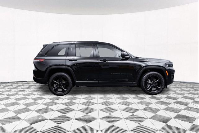 Photo of 2023 Diamond Black Crystal Pearlcoat Jeep Grand Cherokee