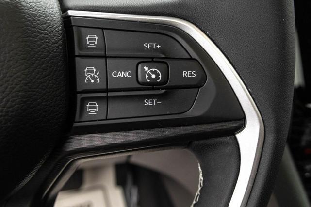 Photo of 2023 Diamond Black Crystal Pearlcoat Jeep Grand Cherokee