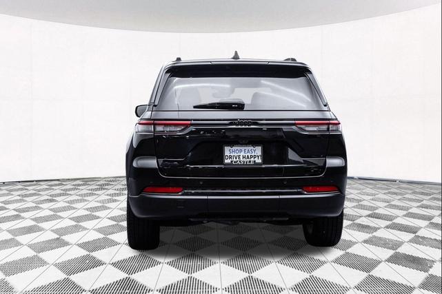Photo of 2023 Diamond Black Crystal Pearlcoat Jeep Grand Cherokee