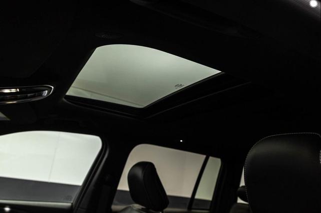 Photo of 2023 Diamond Black Crystal Pearlcoat Jeep Grand Cherokee